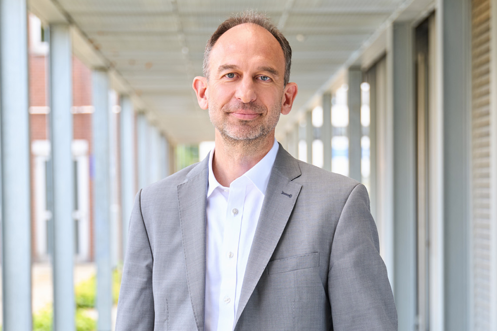 Dr. Dirk Bessau